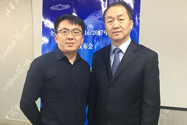 信途商学院院长曹亚军(左)与清华大学经济管理学院党委书记、二十国集团创业研究中心主任高建教授(右) 在《全球创业观察(GEM)2016/2017中国报告》发布会现场。 信途商学院院长曹亚军(左)与清华大学经济管理学院党委书记、二十国集团创业研究中心主任高建教授(右) 在《全球创业观察(GEM)2016/2017中国报告》发布会现场。